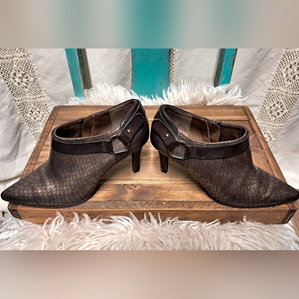 Bandolino Faux Snake Skin Heels Size 7 - Picture 3 of 10